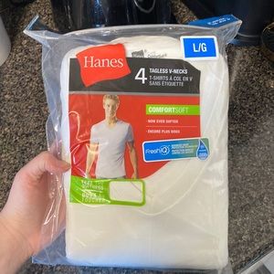 3/$20 🦋 4 pack new Hanes v neck mens shirts